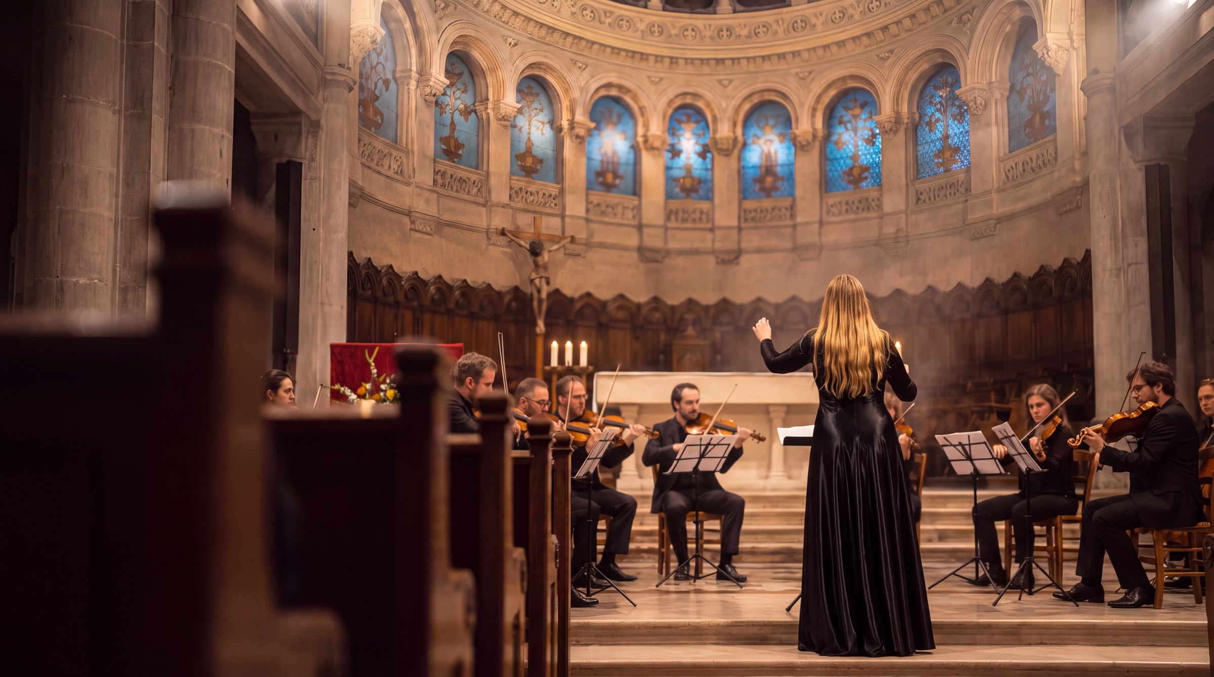 Concert d’UNIART en église : la cheffe dirige les cordes à la lueur des bougies