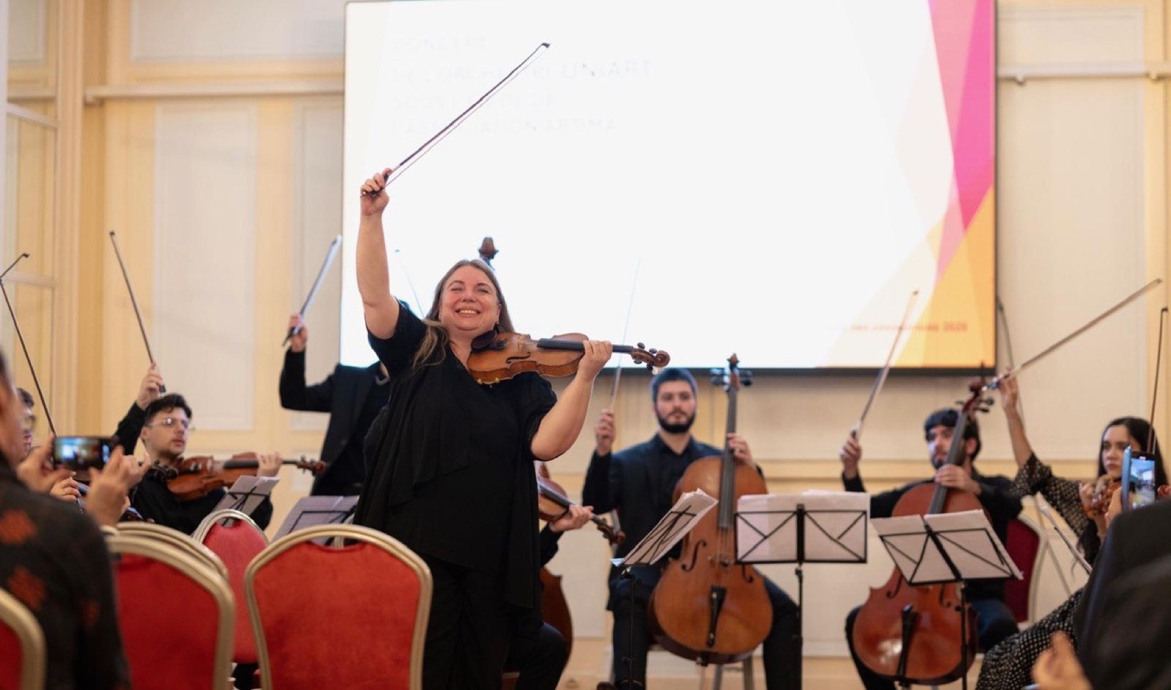 Maria Christiany et les musiciens d’UNIART, archets levés