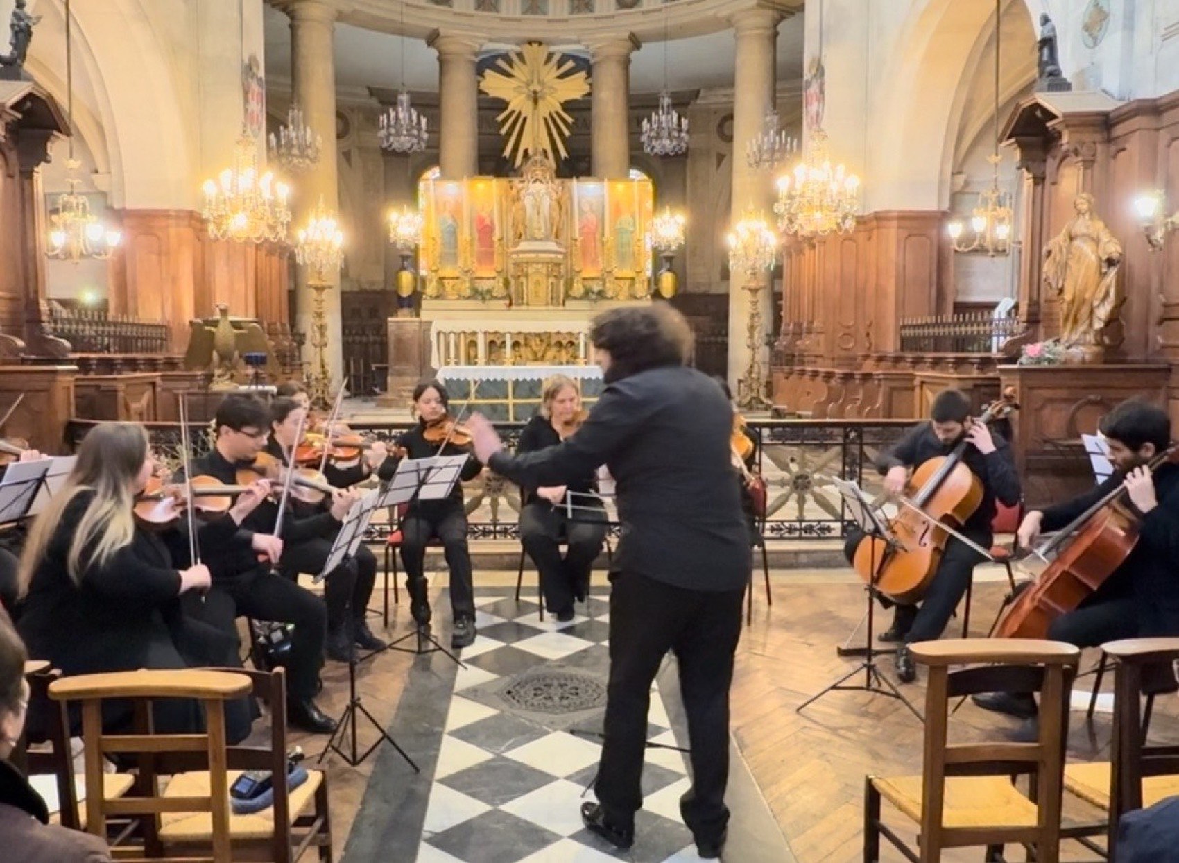 Concert d’UNIART en église, sous la direction d’un chef invité