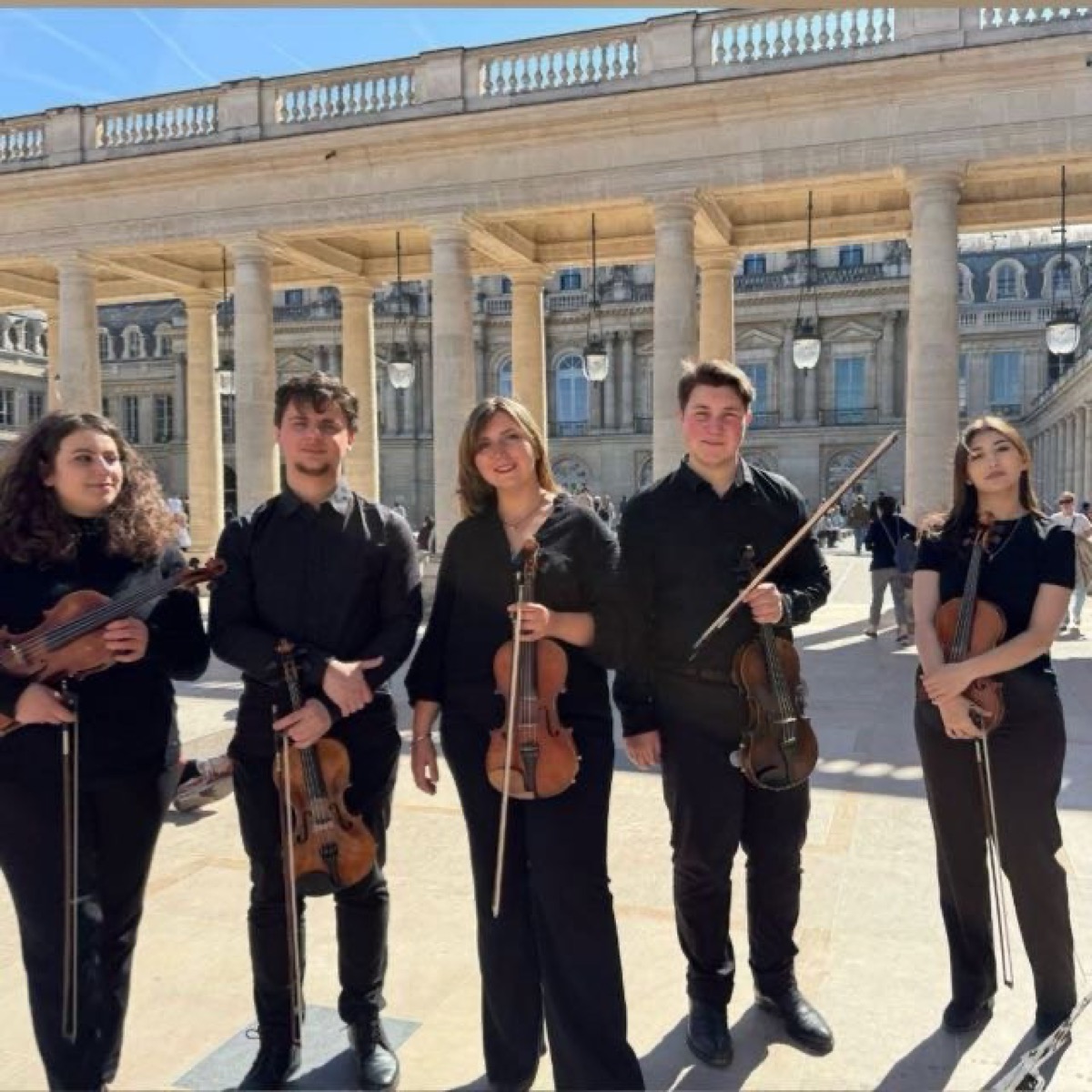 Jeunes musiciens d’UNIART au Palais-Royal, à Paris