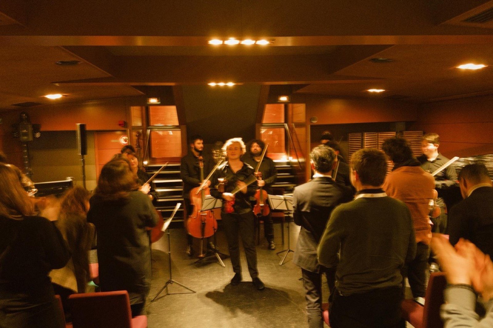 Soliste et orchestre devant le public, en salle
